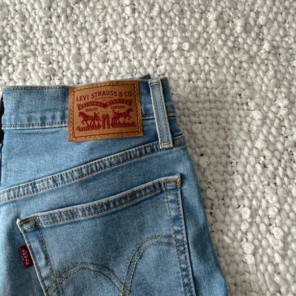 Levi’s Wedgie Skinny Light Wash Blue Jean Size 27 - Picture 4 of 5